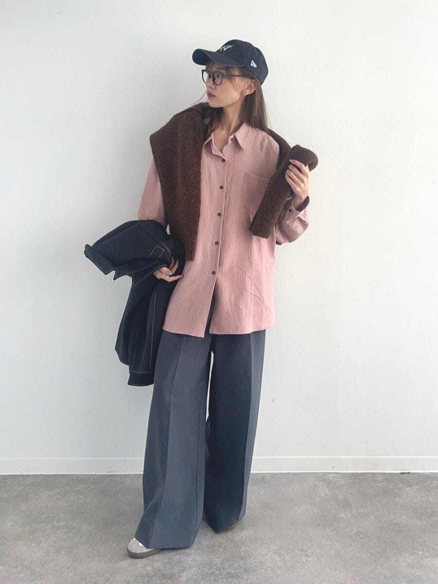 2026春シフト大人女性ストライプシャツピンクグレーコーデ