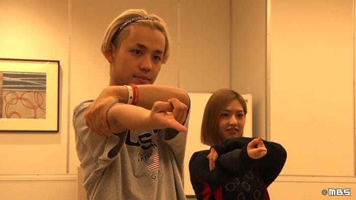 ダンスレッスン中のりゅうちぇる/取材中の映像より(C)MBS