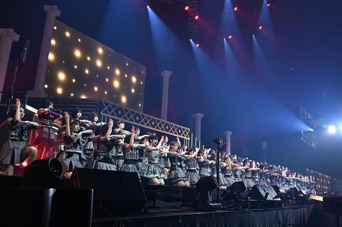 大人数で圧巻の「根も葉もRumor」「AKB48春コンサート2023inぴあアリーナMM」(C)AKB48