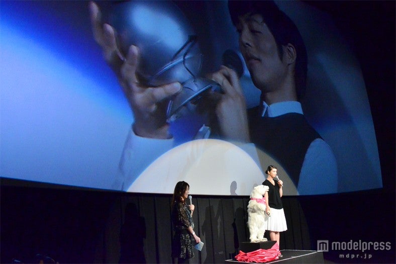 武井咲と松坂桃李（スクリーン）