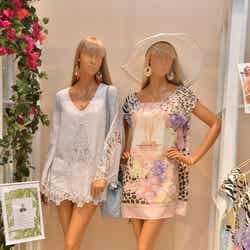 リゾートでも街でも楽しめる洗練されたアイテムがズラリと並ぶ店内