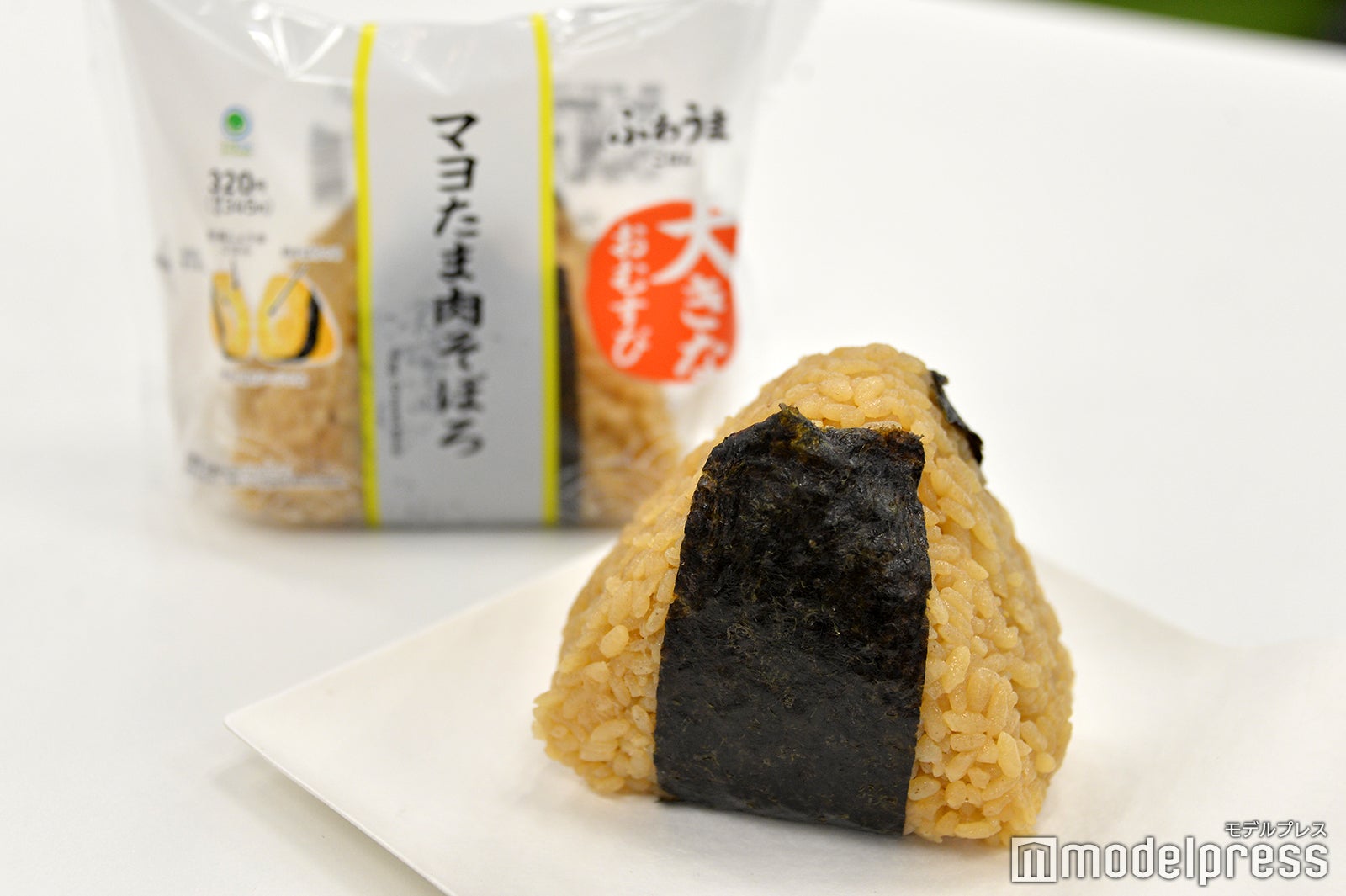 大きなおむすび マヨたま肉そぼろ（税込345円）（C）モデルプレス