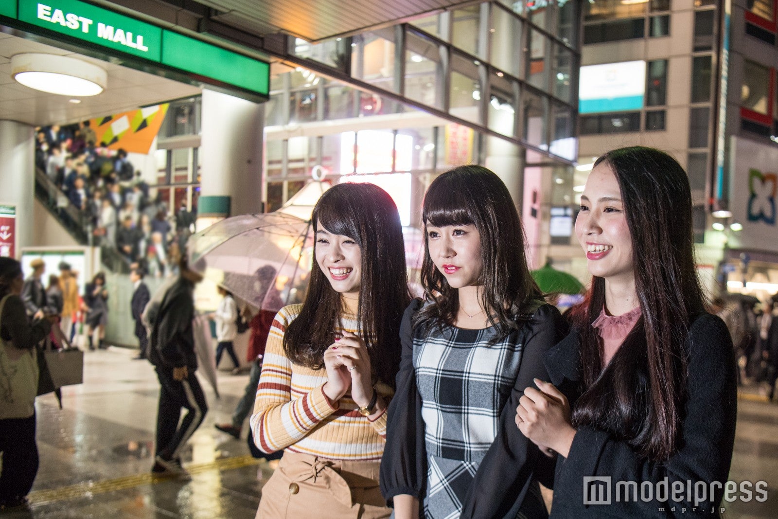 （左から）相沢りんな、流川るな、李璃（C）モデルプレス