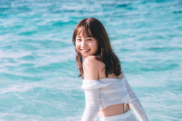 沖縄のビーチでのカット 撮影=三瓶康友/NANAMI写真集『タイトル未定』(講談社)より