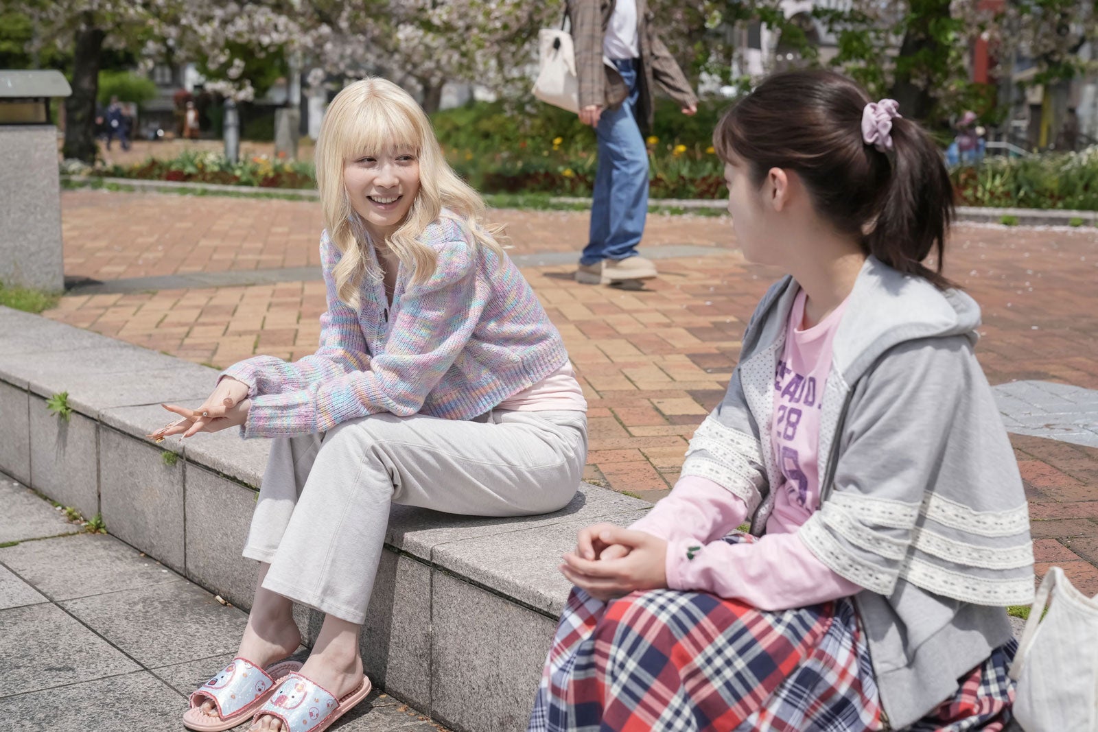 岡本夏美、橋本環奈（C）NHK