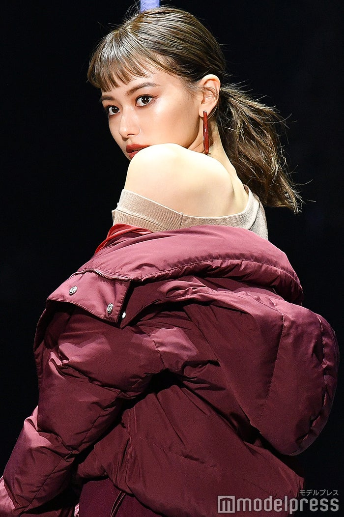 オン眉 山本舞香 ルーズニットが色っぽい 華やかオーラで圧倒 Tgc19a W モデルプレス オン眉 山本舞香 ルーズニットが色っぽい 華やかオーラで圧倒 Tgc19a W モデルプレス