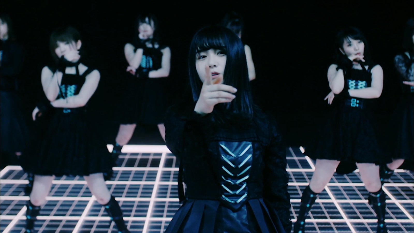 坂道AKB「国境のない時代」MVより（C）AKS／キングレコード