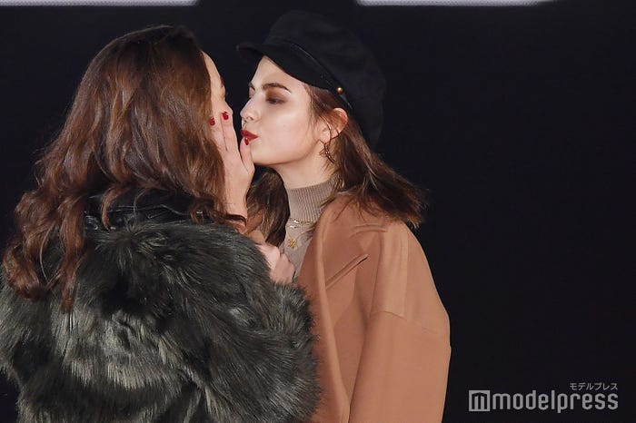 マギー、藤井サチとキス(C)モデルプレス