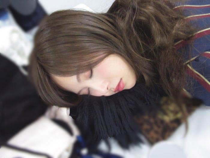 「寝る」白石麻衣が美しい(提供写真)