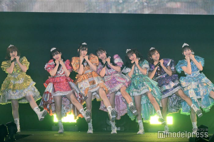 早瀬ノエル、月足天音、鎮西寿々歌、松本かれん、櫻井優衣、仲川瑠夏、真中まな/FRUITS ZIPPER(C)モデルプレス