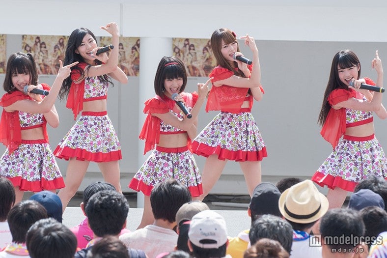 夢みるアドレセンス、美脚＆美ウエストあらわにサンバ隊とコラボ