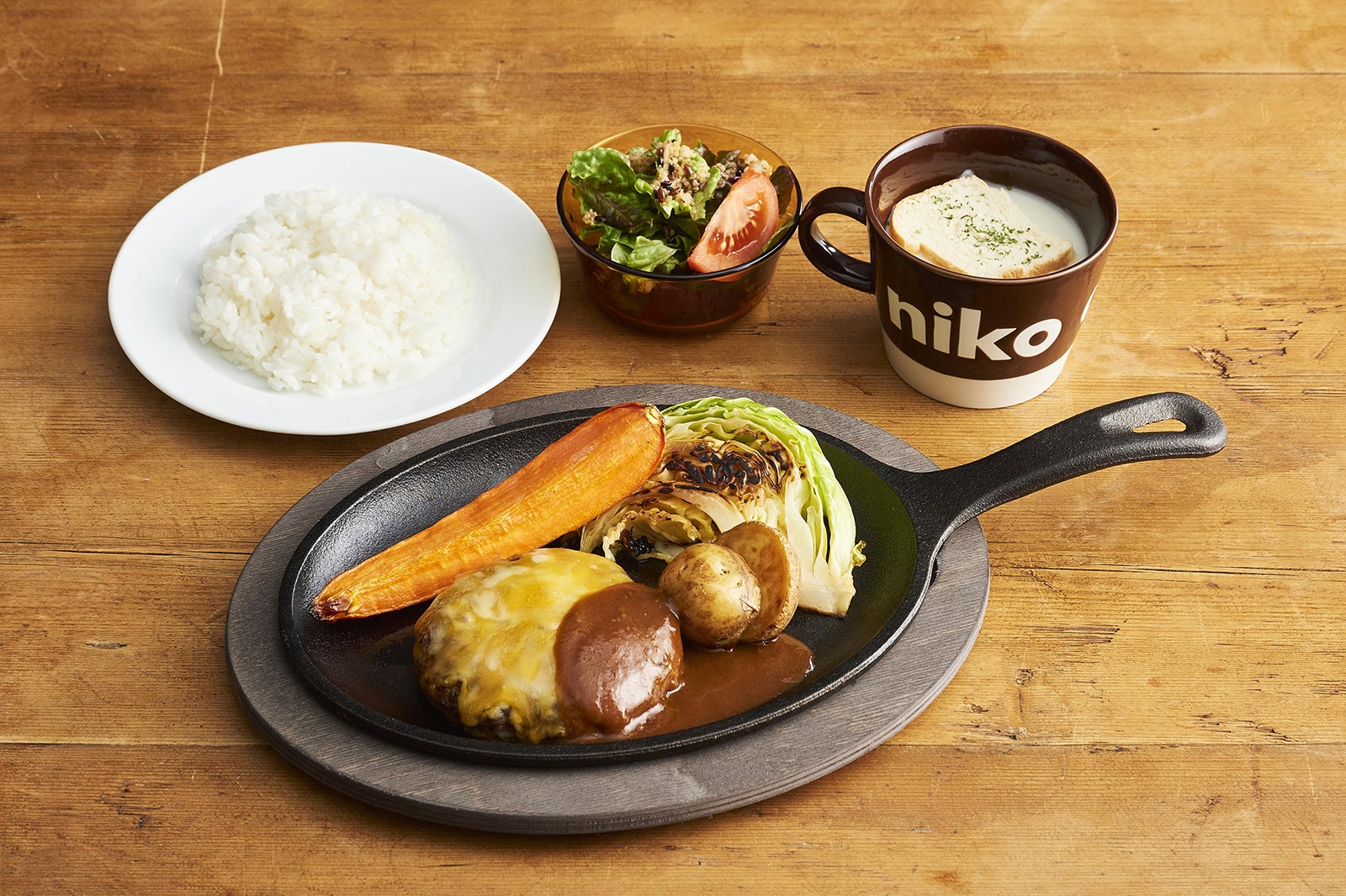 黄金比率のチーズハンバーグ／画像提供：アダストリア