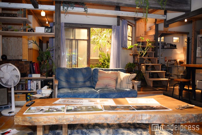 みんなが揃うリビングです。その奥には中庭が…(C)モデルプレス