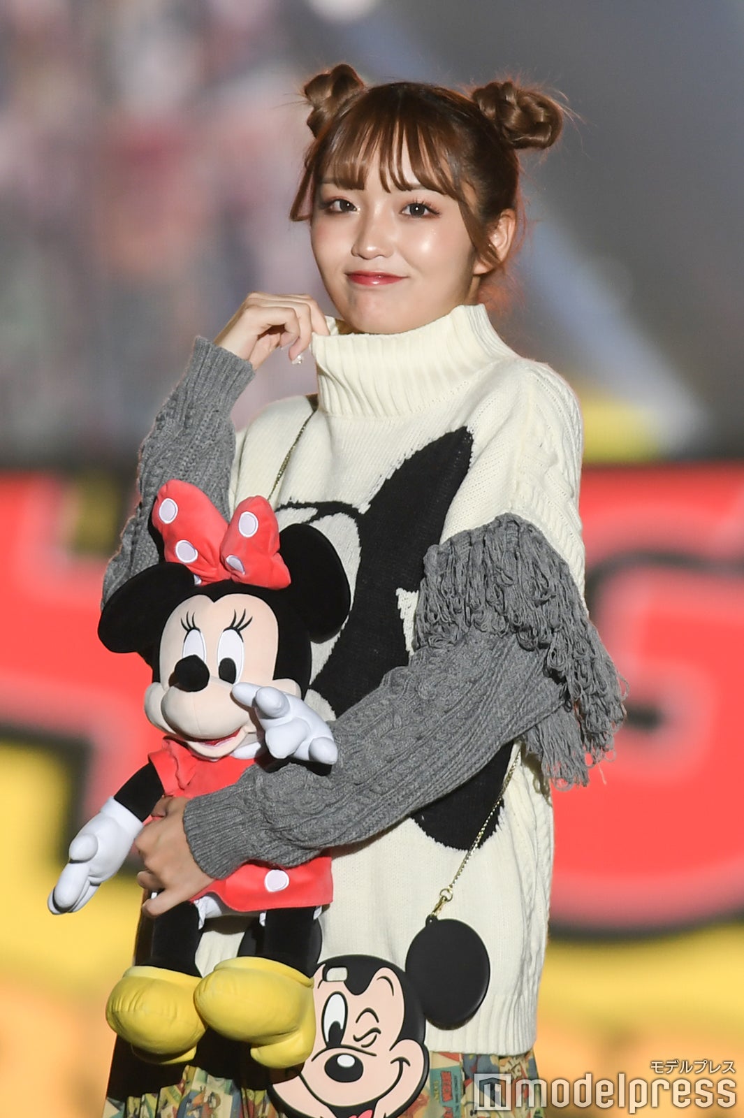 ねお、ミッキーヘアでおてんばルック 可愛くぬいぐるみ抱え登場＜関コレ2021A／W＞