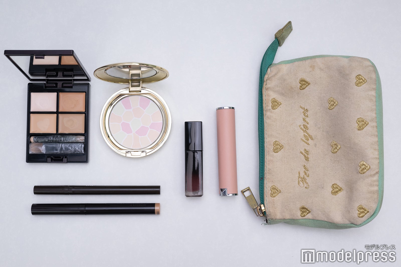 原田葵アナのメイクポーチの中身をチェック！（C）モデルプレス