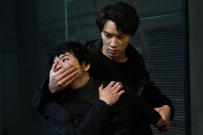 (右)鈴木伸之(C)読売テレビ