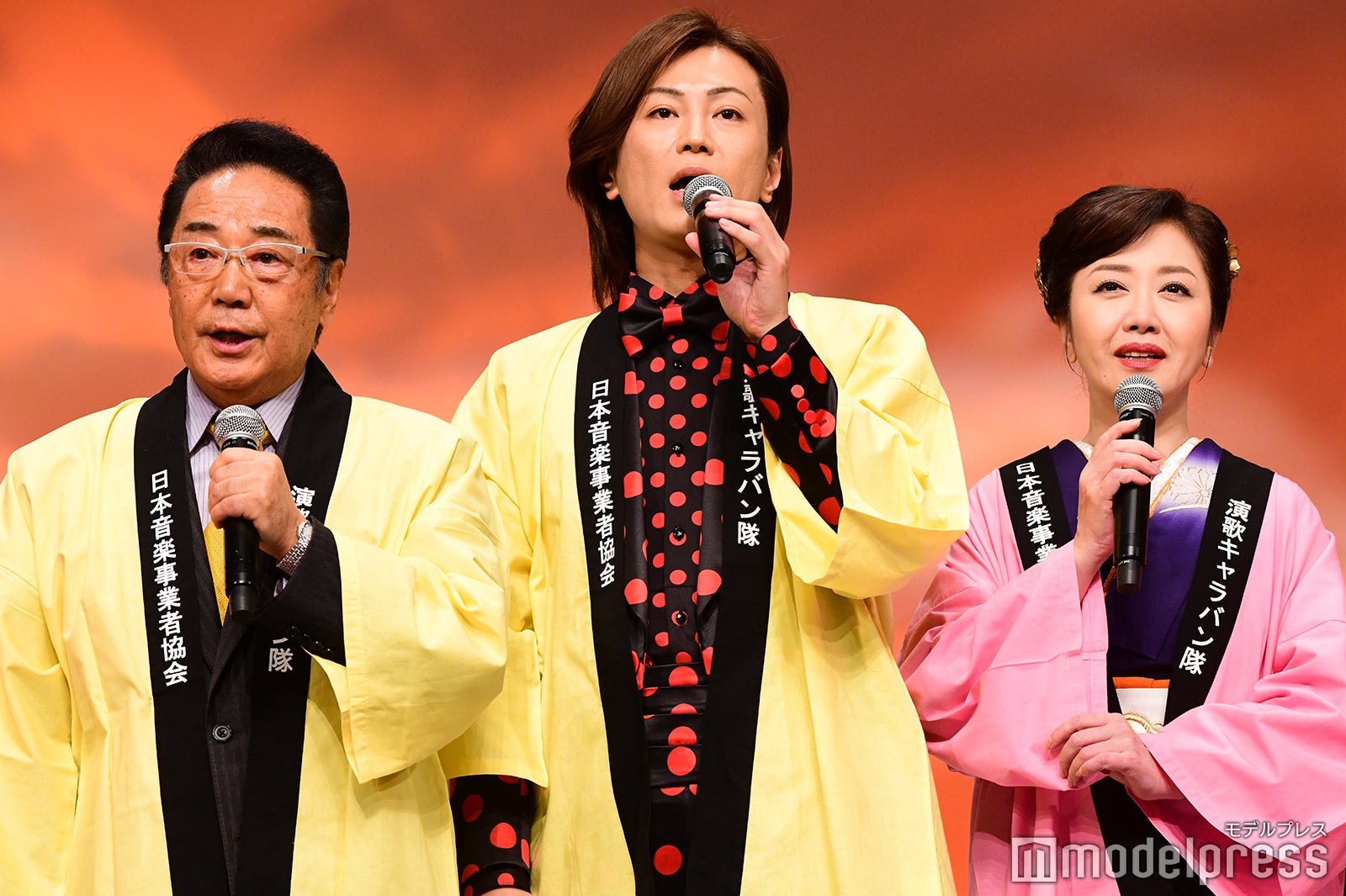 （中央）氷川きよし （C）モデルプレス