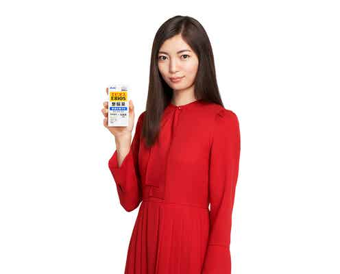 仲村トオルの娘“176cm長身美女”ミオ、メディア初登場 真っ赤なワンピ姿披露