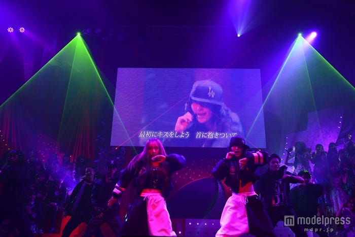 「USA」を披露した(左から)板野友美、松井珠理奈(C)AKS