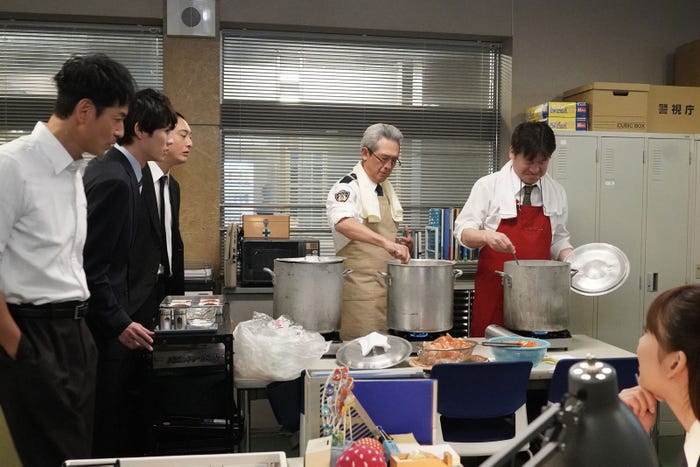 (左から)沢村一樹、前田拳太郎、JP、鶴見辰吾、佐藤二朗、結城モエ「トクメイ!警視庁特別会計係」第5話(C)カンテレ