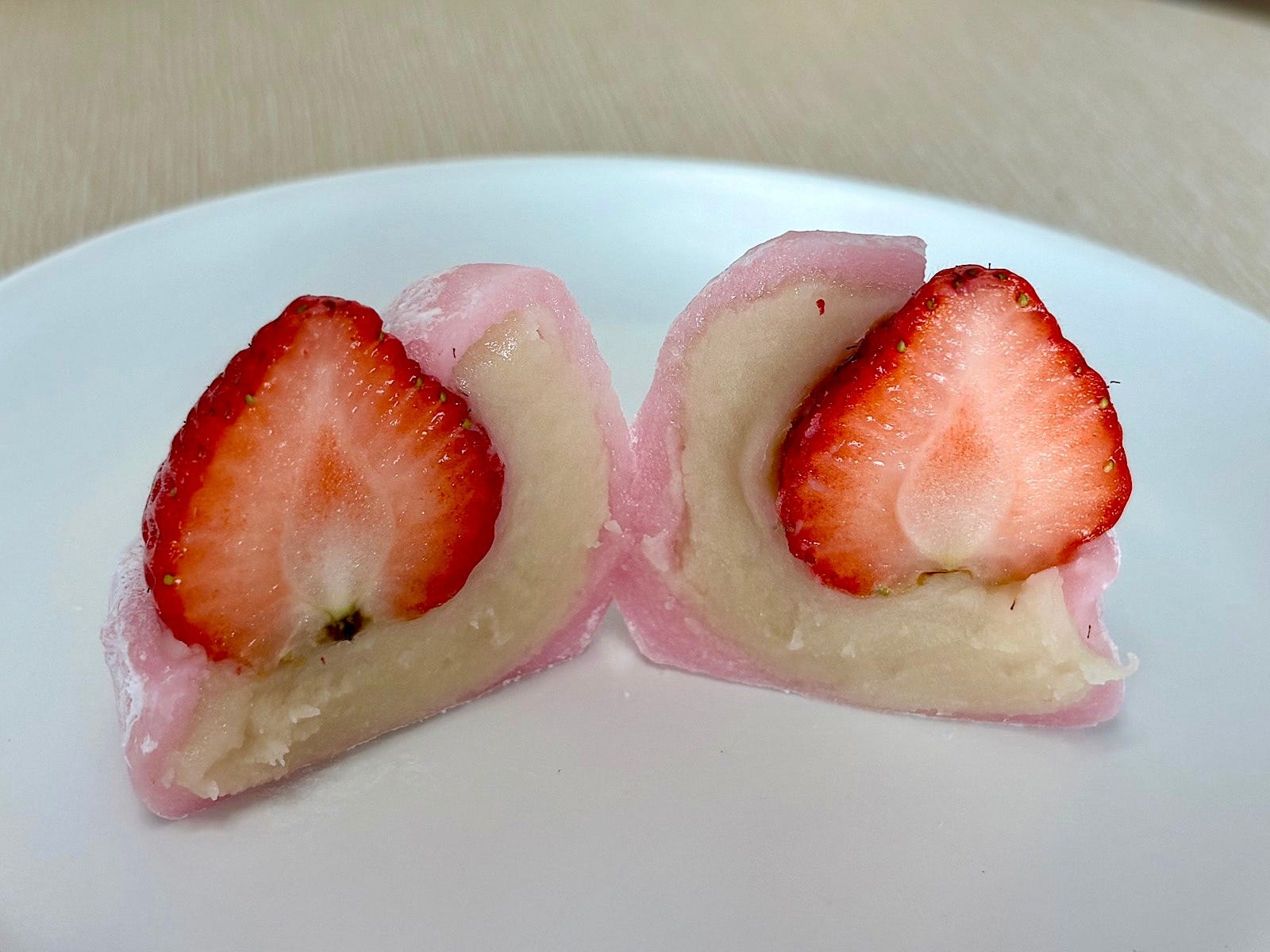 滑らかで濃厚な甘みの白餡がたっぷり。フレッシュな大粒いちごと一緒に食べると満足感抜群です