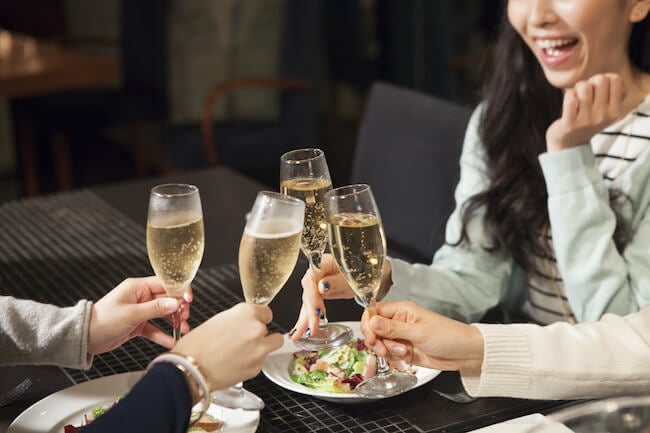 もっと飲ませたいな 飲み会でモテる女性の 可愛い酔い方 モデルプレス