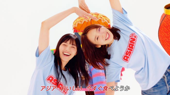 西野七瀬、飯豊まりえ/新TVCMより(提供写真)