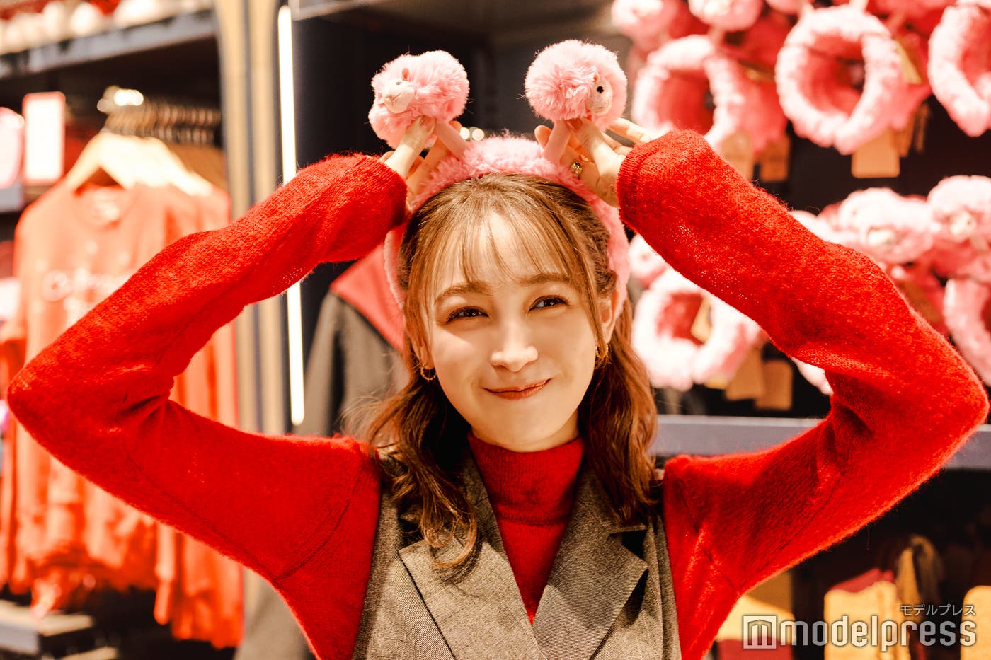カチューシャをつけてキメ顔(C)モデルプレス