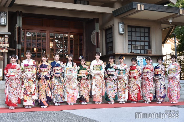 (左から)古田愛理、江野沢愛美、小室安未、Niki、生見愛瑠、今泉佑唯、飯豊まりえ、浅川梨奈、大幡しえり、大原優乃、山谷花純、前島亜美、日比美思(C)モデルプレス