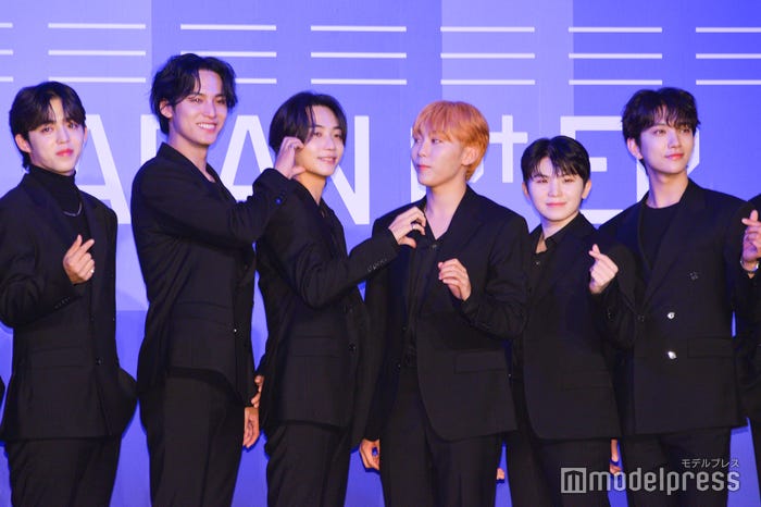 JEONGHANでルダハートを作るMINGYU、JEONGHANからのハートに応え始めるSEUNGKWAN、指ハートを決めるS.COUPS、WOOZI、JOSHUA/S.COUPS、MINGYU、JEONGHAN、SEUNGKWAN、WOOZI、JOSHUA (C)モデルプレス