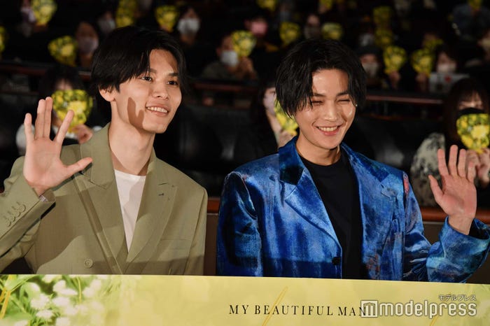 満面の笑みでフォトセッションに応じる萩原利久&八木勇征 (C)モデルプレス