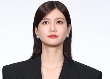 めるる！「爆美女すぎる」大胆オフショルダーで美肩まぶしっ「ビジュエグっ」「かわいいの天才」