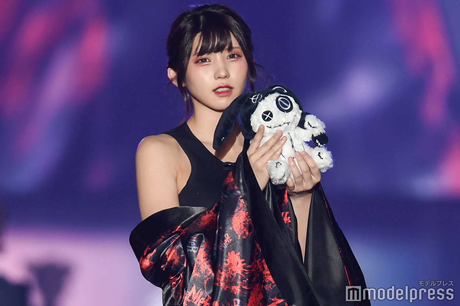 えなこ、谷間チラ見せ＆ほっそり二の腕が眩しい＜関コレ2021A／W＞