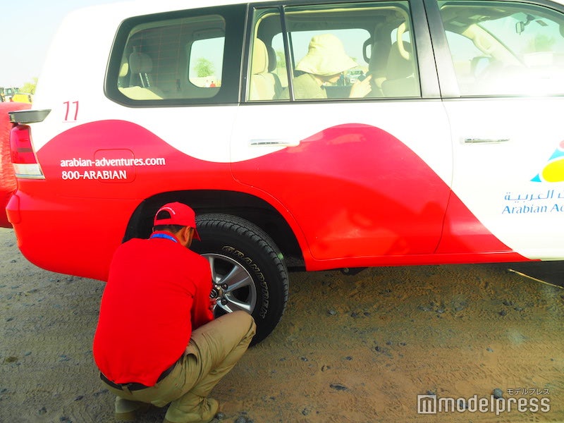 砂漠に入る前はタイヤの空気を少し抜いて、砂地を走れるように調整（C）モデルプレス