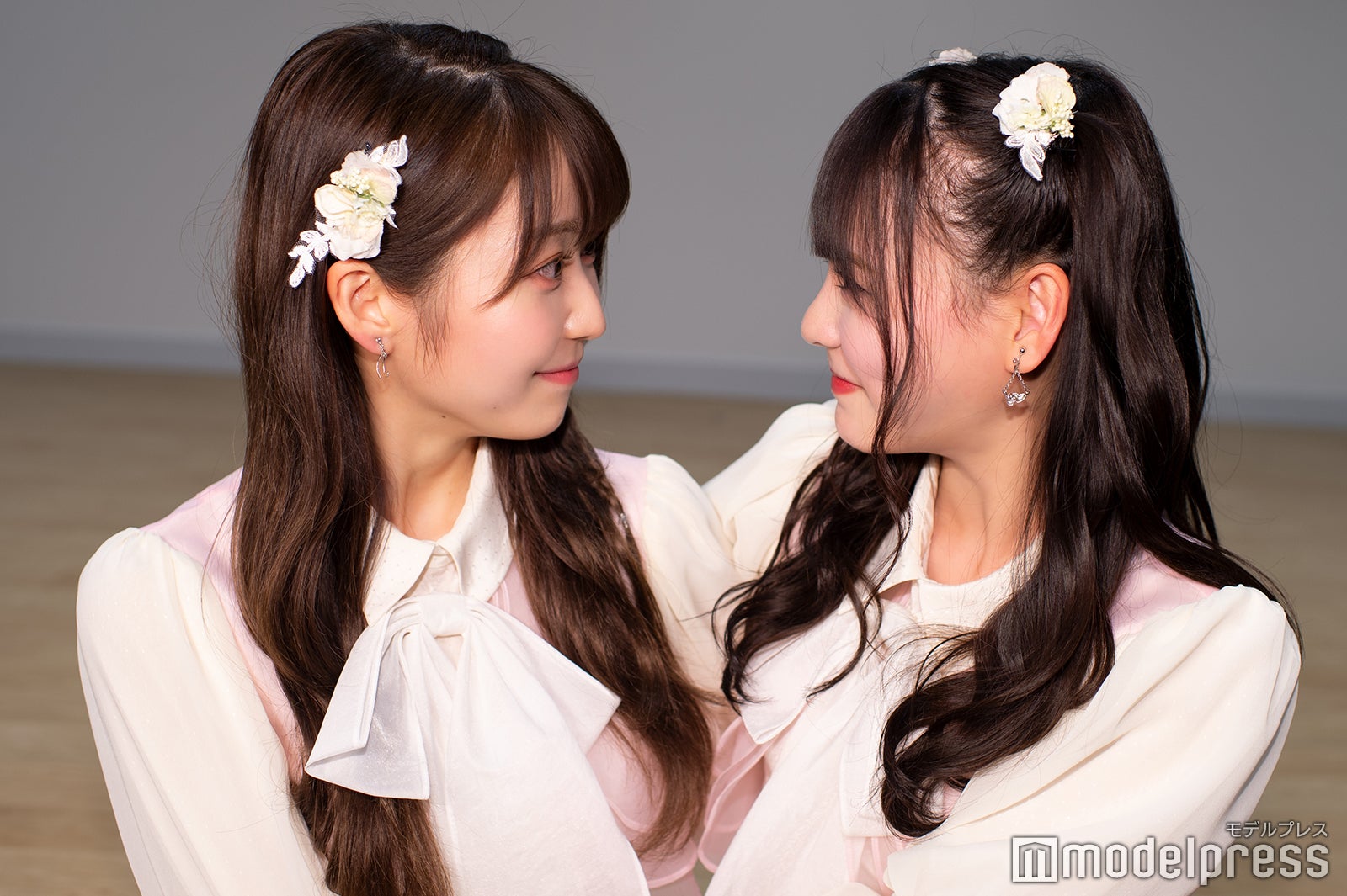 「見つめ合って！」のリクエストに照れる2人 （C）モデルプレス