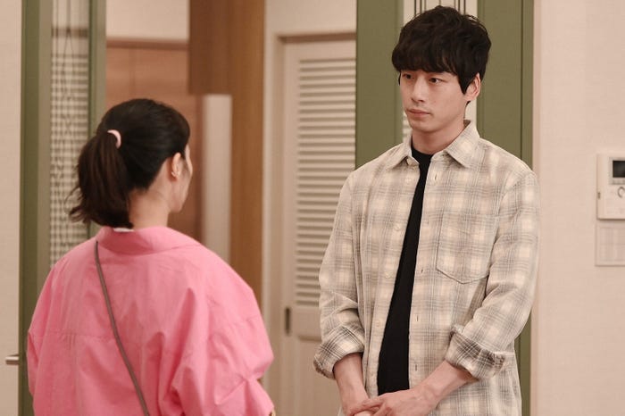 清野菜名、坂口健太郎/「婚姻届に判を捺しただけですが」第3話より(C)TBS