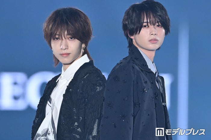 背中合わせの中村嶺亜、井上瑞稀（C）モデルプレス