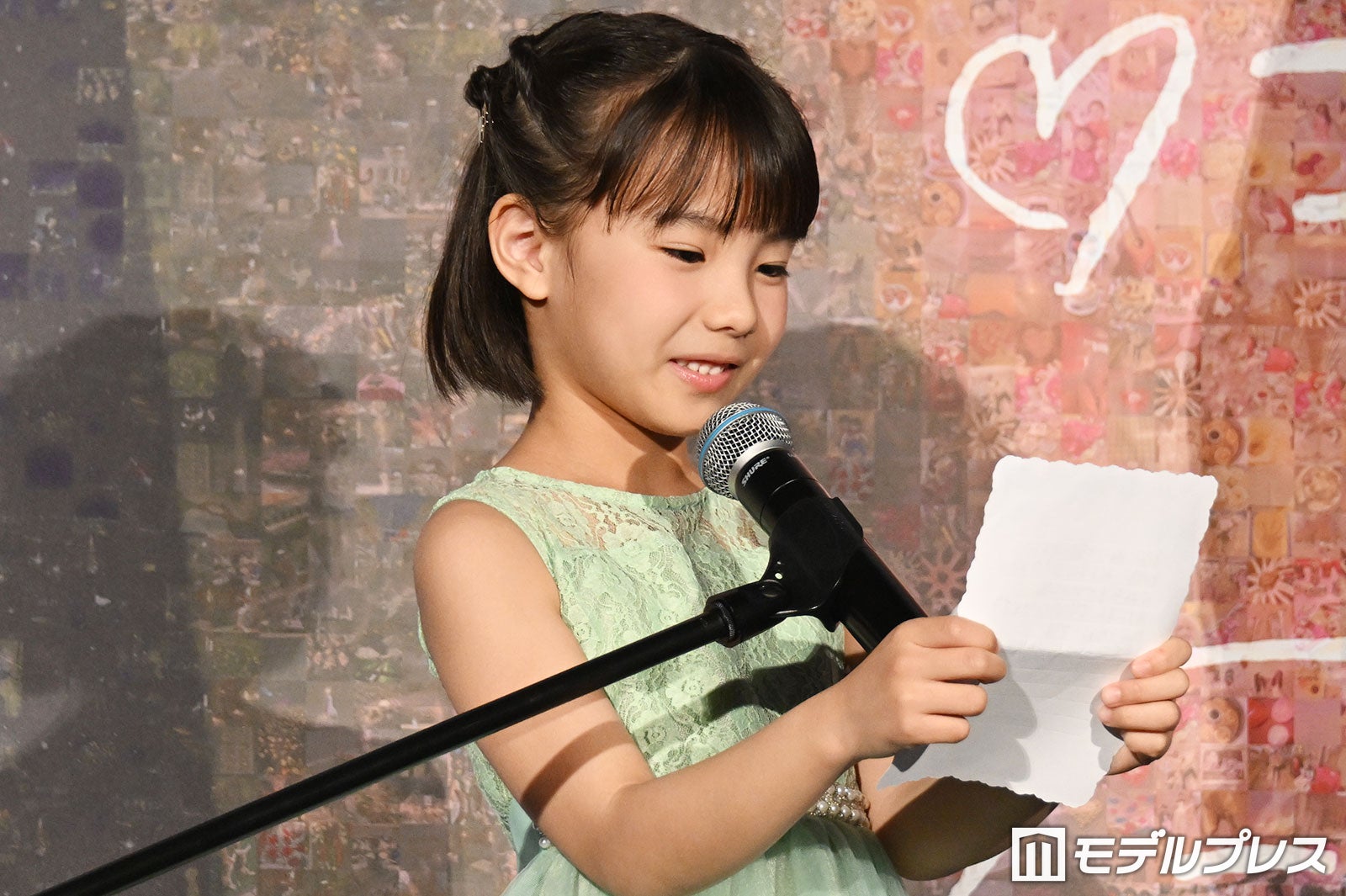 春人パパ（道枝駿佑）と綾音ママ（生見愛瑠）に手紙を読む英茉ちゃん（C）モデルプレス