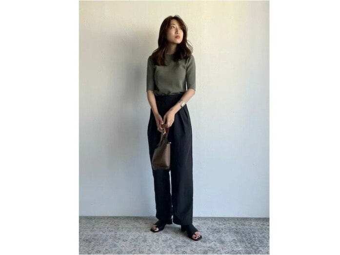 【OKコーデ】足の甲が隠れるサンダルなど、デザイン次第で秋もOK 出典:WEAR