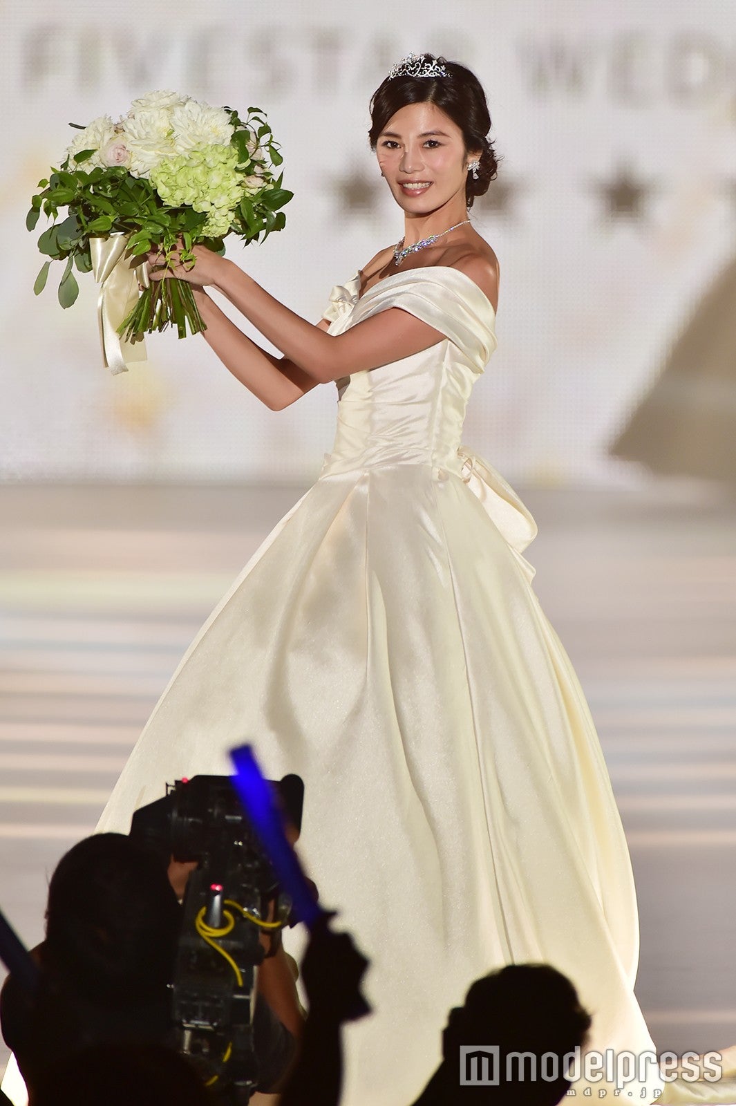 島袋聖南、純白のウエディングドレス姿で幸せオーラ全開