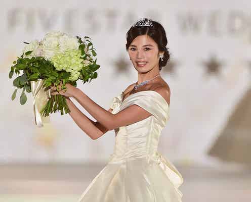 島袋聖南、純白のウエディングドレス姿で幸せオーラ全開