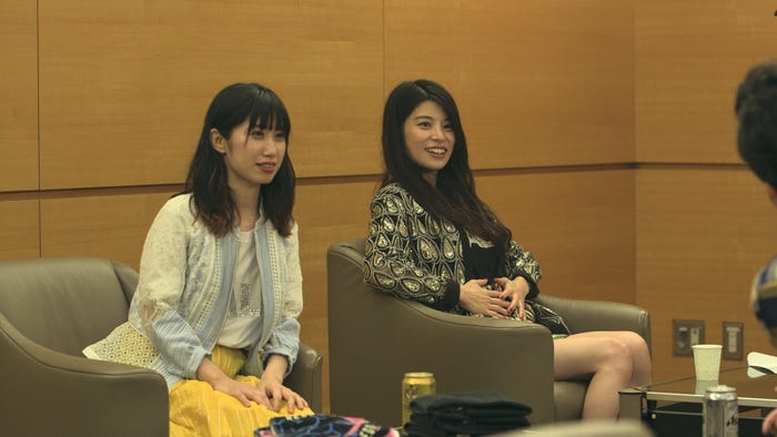 ゲスの極み乙女。メンバーに報告する「TERRACE HOUSE OPENING NEW DOORS」42nd WEEK(C)フジテレビ/イースト・エンタテインメント