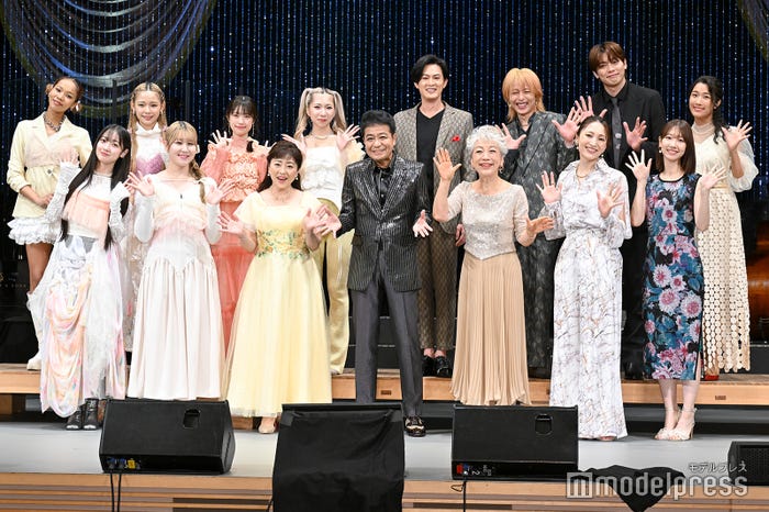 (後列左より)miyou、ミカ、アサヒ、MAYU、新納慎也、新木宏典、東啓介、斎藤瑠希(前列左より)結海、かれん、松本明子、中山秀征、中尾ミエ、望海風斗、柏木由紀(C)モデルプレス