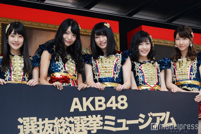 (左から)加藤美南、北原里英、横山由依、渡辺麻友、柏木由紀(C)モデルプレス