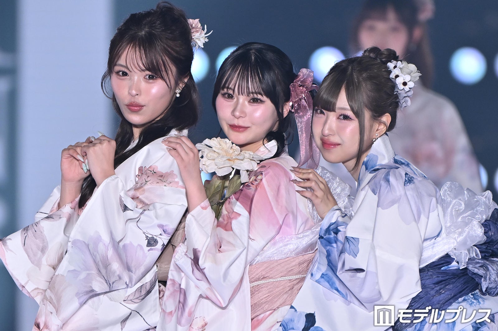 おさき・さくら・MINAMI、涼しげ浴衣姿で上品ランウェイ 密着ポーズでキュートな魅力放出【関コレ2026S/S】