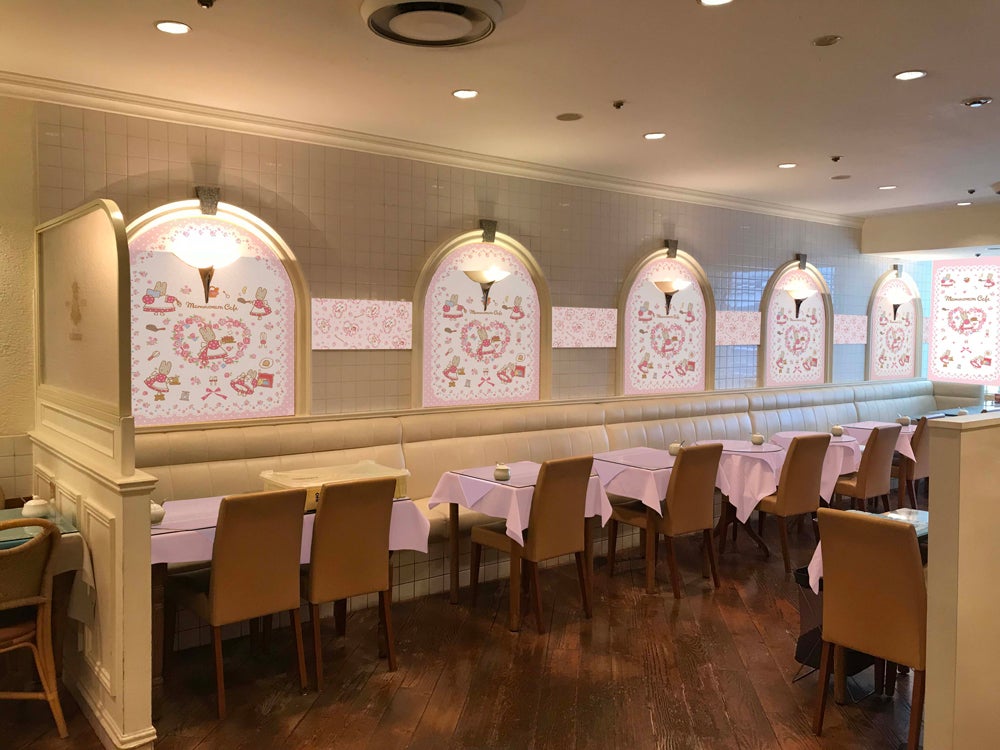 カフェ店内（C）1985,2018 SANRIO CO.,LTD.