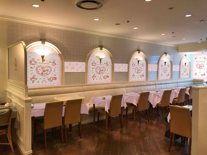 カフェ店内（C）1985,2018 SANRIO CO.,LTD.