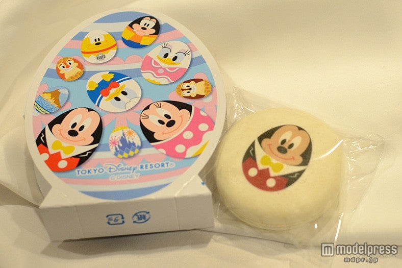 ミッキーマウスの描かれたマカロン、専用のケース付き