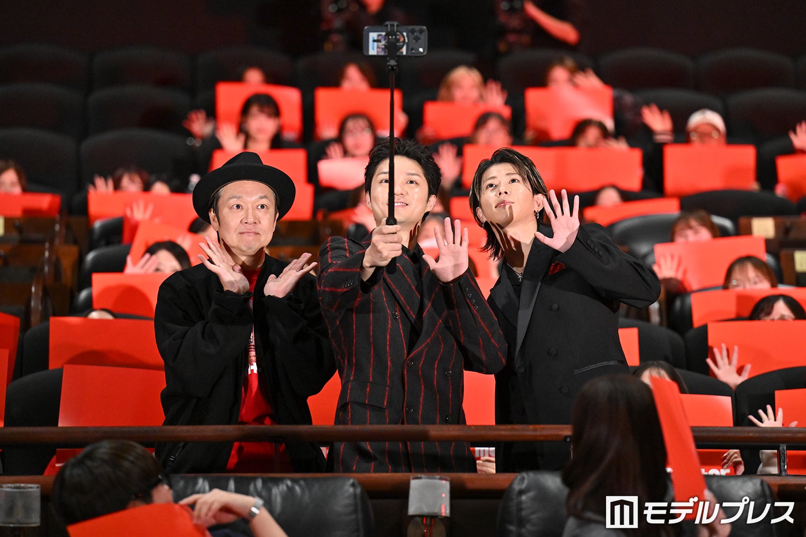 観客と自撮りする吉田恵輔監督、磯村勇斗、末澤誠也（C）モデルプレス