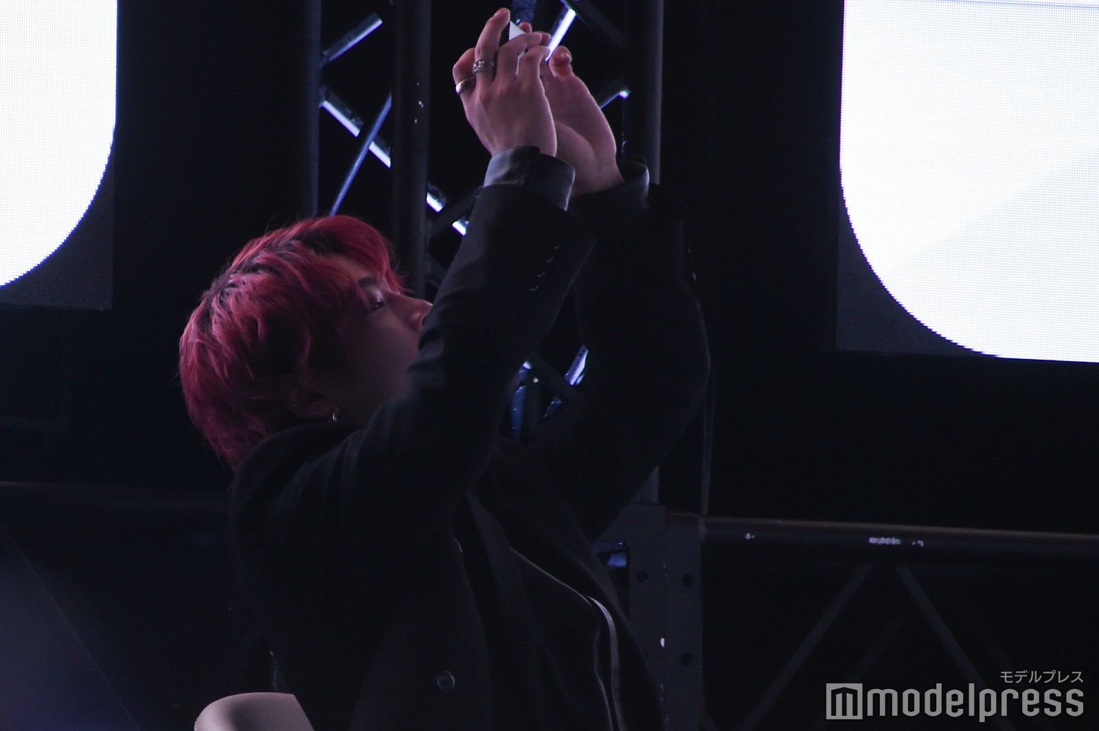 配信終了後、会場の記念撮影を行う本田康祐 （C）モデルプレス